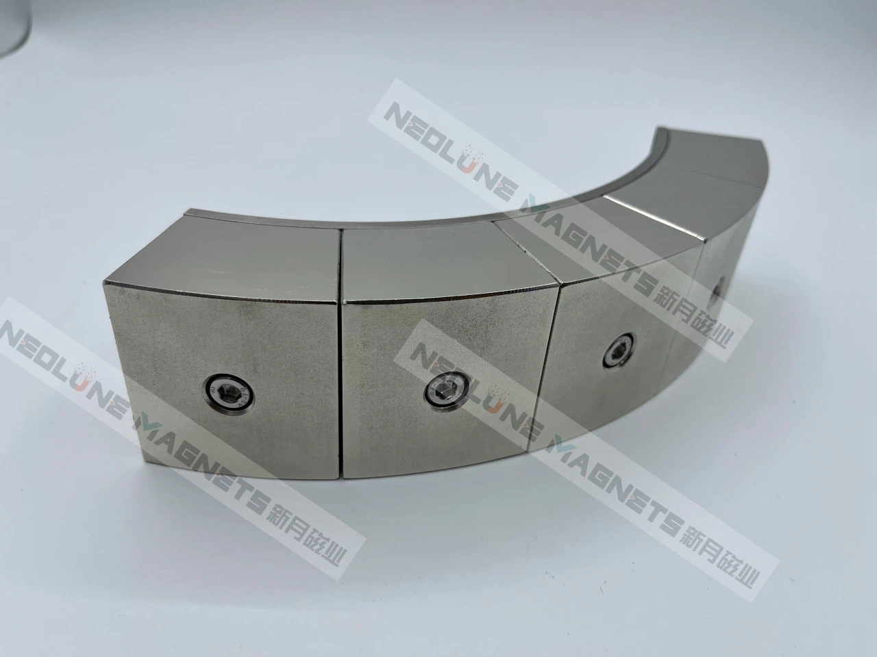 Tile shaped Heilbeck magnet assembly